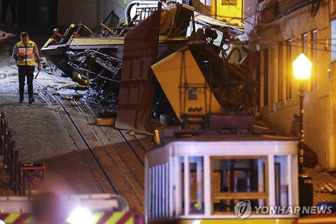 포르투갈 리스본 푸니쿨라 탈선 사고 (리스본 EPA=연합뉴스) 한 경찰관이 3일(현지시간) 포르투갈 리스본에서 포르투갈 리스본에서 발생한 푸니쿨라 탈선 사고 현장을 지나고 있다. 작업하고 있다. 2025.9.3