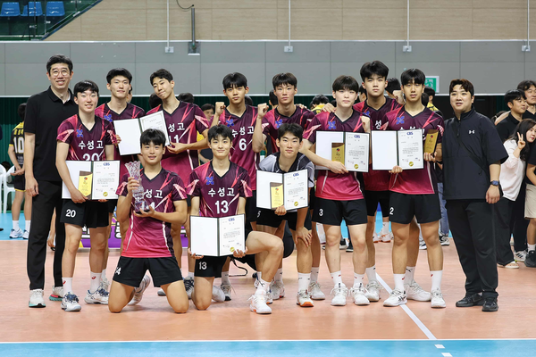 수성고등학교 배구부가 제36회 CBS배 전국중고배구대회에서 제천산업고를 풀세트 접전 끝에 꺾고 우승을 차지했다. 2025.9.5 /수성고 제공