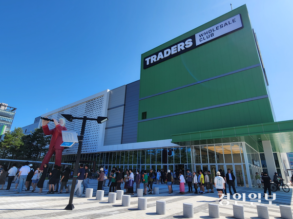 5일 오전 9시 50분께 인천 남동구 트레이더스 구월점 입구에 ‘오픈런’ 대기줄이 길게 늘어서 있다. 2025.9.5 /유진주기자 yoopeearl@kyeongin.com