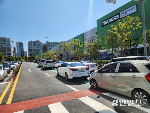 5일 오전 11시께 인천 남동구 트레이더스 구월점 앞 도로에 주차장으로 향하는 차량행렬이 이어지고 있다. 2025.9.5 /유진주기자 yoopeearl@kyeongin.com