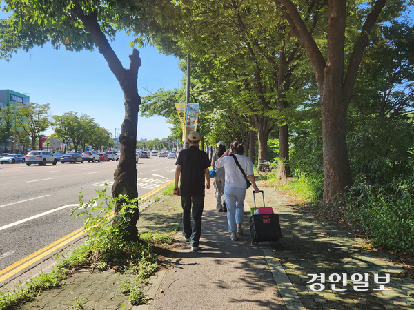 5일 오전 9시 50분께 고객들이 개인 카트를 끌고 인천 남동구 트레이더스 구월점 인근 버스정류장에서 매장으로 걸어가고 있다. 2025.9.5 /유진주기자 yoopeearl@kyeongin.com