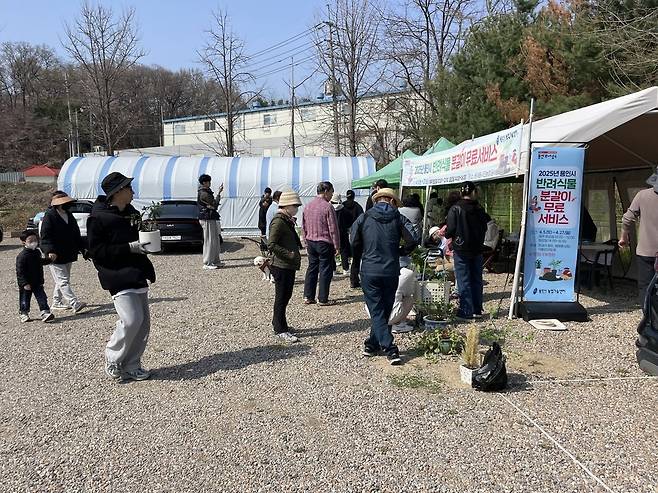 용인특례시가 지난 4월 진행한 반려식물 분갈이 서비스에 참여한 시민들 모습. 사진=용인시