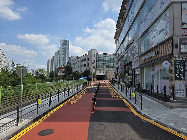 용인특례시 수지구 효자초 노후 보도 재포장 모습. 사진=용인시