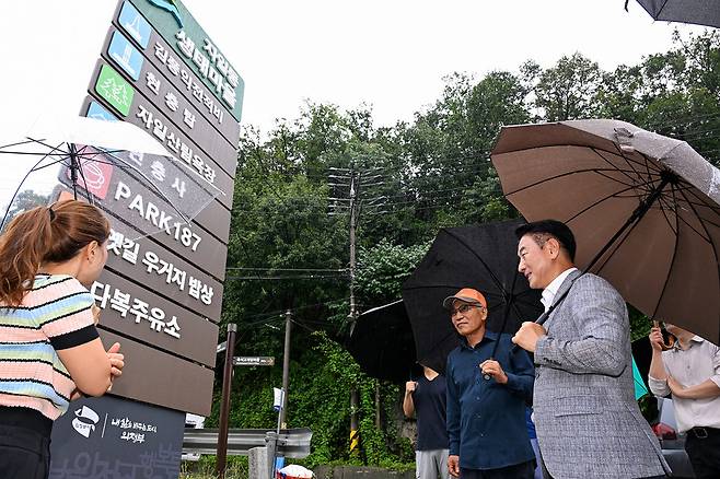 김동근 시장이 9월 4일 경관 정비를 마친 자일동 생태마을 진입로 현장을 점검하고 있다. 사진=의정부시