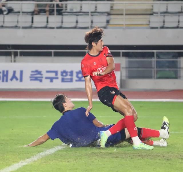 김해FC2008과 U-20 축구 국가대표팀이 지난 3일 오후 김해종합운동장에서 친선경기를 벌이고 있다./김해FC2008/