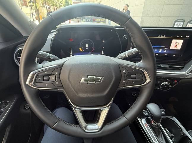 쉐보레 트랙스 크로스오버 스티어링 휠./사진=백유진 기자 byj@