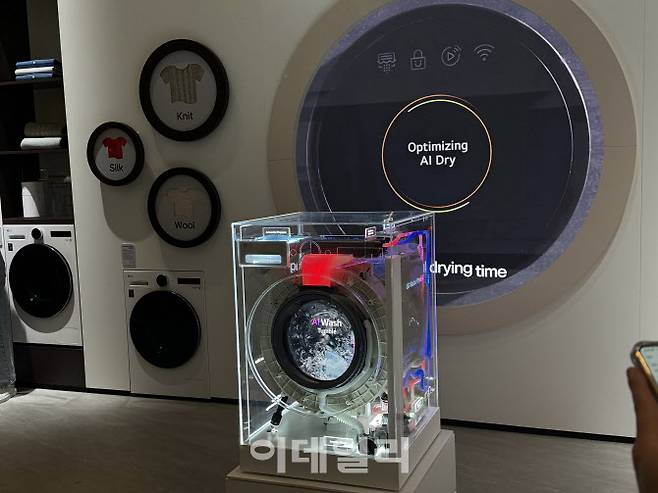 독일 베를린에서 열리는 ‘IFA 2025’ 개막 전날인 4일(현지시간) LG전자 전시장에 유럽향 복합형 세탁건조기 ‘워시콤보’의 내부구동 원리가 보이도록 특수 제작된 전시품이 전시돼 있다.(사진=공지유 기자)