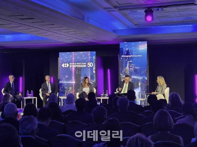 황주호(오른쪽 두번째) 한수원 사장이 4일(현지시간) ‘세계원자력협회(WNA) 설립 50주년 기념 특별총회에 참석했다. (사진=한수원 제공)