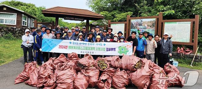 화순리 마을 주민들이 왕도깨비가지 제거 작업 후 기념촬영을 하고 있다.(화순리마을회 제공, 재판매 및 DB 금지)