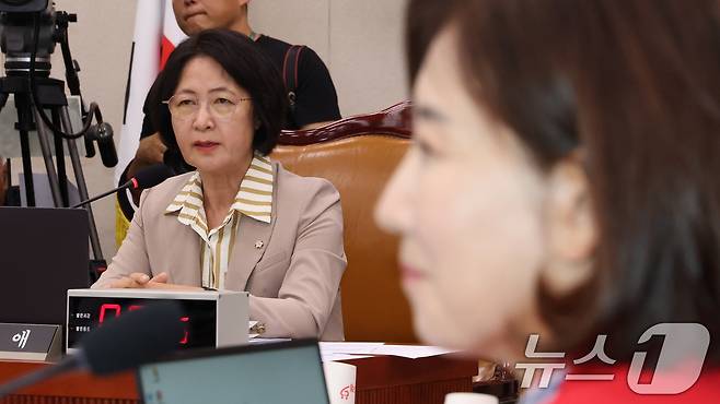 추미애 국회 법제사법위원장이 4일 오후 서울 여의도 국회에서 열린 법사위 전체회의에서 발언하고 있다. 오른쪽은 국민의힘 나경원 의원. 2025.9.4/뉴스1 ⓒ News1 이승배 기자