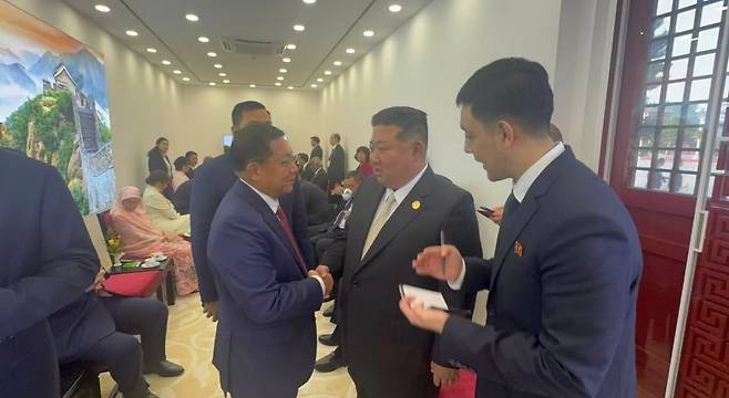 지난 3일 베이징에서 김정은과 대화하는 미얀마 군 지도자 민 아웅 흘라잉. (타트마다우 정보팀 홈페이지 갈무리)