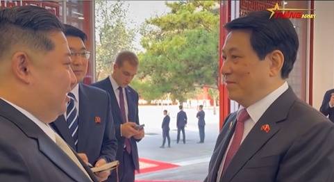 지난 3일 김정은 북한 노동당 총비서가 베이징에서 루엉 꾸엉 베트남 국가주석과 대화 나누는 장면. (페이스북 갈무리)