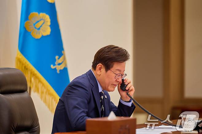 이재명 대통령이 29일 서울 용산 대통령실 청사에서 세르다르 베르디무하메도프 투르크메니스탄 대통령과 전화 통화를 하고 있다. (대통령실 제공. 재판매 및 DB 금지) 2025.8.29/뉴스1 ⓒ News1 이재명 기자