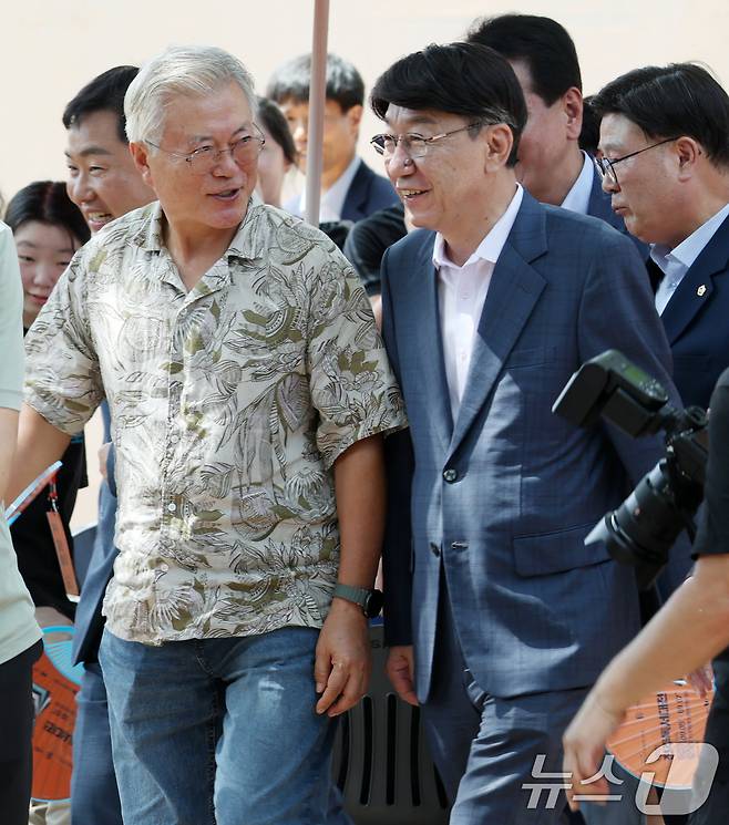 문재인 전 대통령(왼쪽)이 5일 전북 전주시 전주한벽문화관 일원에서 열린 제8회 전주독서대전 행사장을 찾아 우범기 전주시장과 대화를 나누고 있다. 2025.9.5/뉴스1 ⓒ News1 유경석 기자