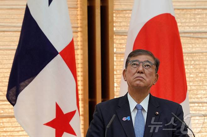 5일 이시바 시게루 일본 총리가 도쿄 총리관저에서 호세 라울 물리노 파나마 대통령과 공동 기자회견 중 위쪽을 쳐다보고 있다. 2025.09.05 ⓒ 로이터=뉴스1 ⓒ News1 김지완 기자
