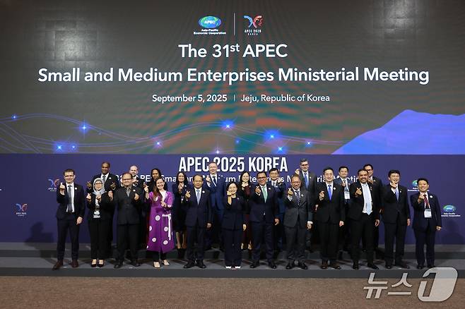 한성숙 중소벤처기업부 장관이 5일 제주 국제컨벤션센터(ICC)에서 열린 '제31차 APEC 중소기업 장관회의'를 마치고 APEC 회원국 중소기업 담당 장관과 기념 촬영을 하고 있다. (중소벤처기업부 제공. 재판매 및 DB금지)