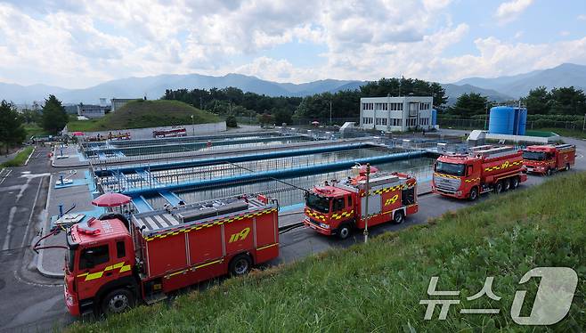 지난달31일 강원 강릉시 홍제정수장에서 전국에서 달려온 소방차들이 급수하고 있다. 2025.8.31/뉴스1 ⓒ News1 김성진 기자