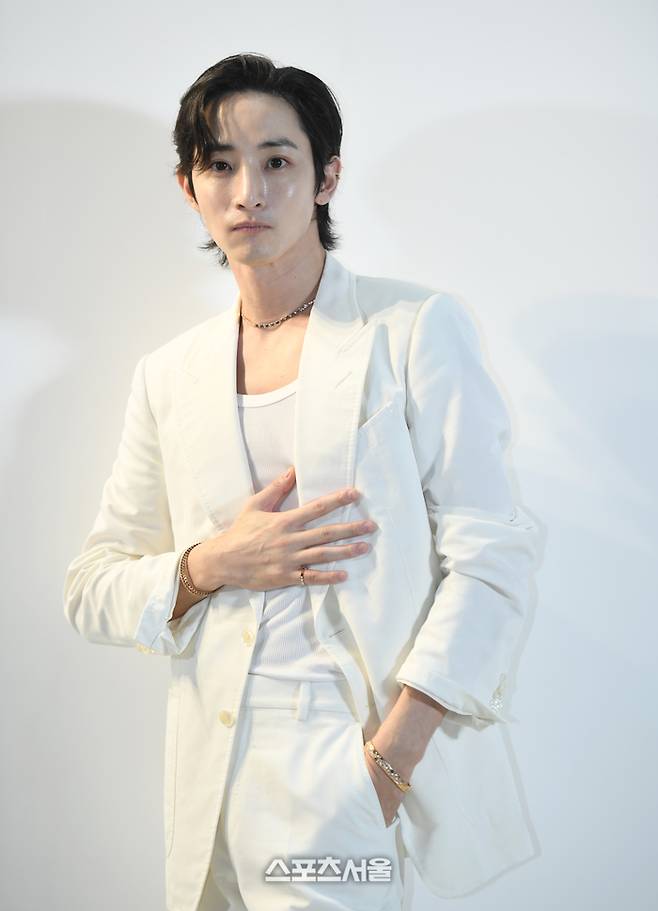 배우 이수혁이 4일 서울 강남구 코엑스에서 열린 쇼메 프리즈 서울 참가 포토콜 행사에서 포즈를 취하고 있다. 2024. 9. 4. 최승섭기자 thunder@sportsseoul.com