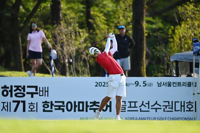 김민수가 제71회 한국아마추어골프선수권대회 최종 라운드에서 티샷을 하고 있다. 사진 | 삼양인터내셔날
