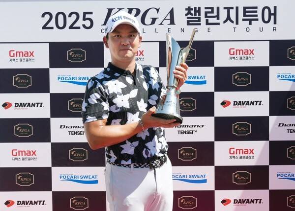 5일 충남 태안 소재 솔라고CC 라고 코스(파71)에서 열린 2025시즌 한국프로골프(KPGA) 챌린지투어 17회 대회(총상금 1억 원)'에서 우승을 차지한 케빈 전이 우승컵을 들고 포즈를 취하고 있다. /사진=KPGA