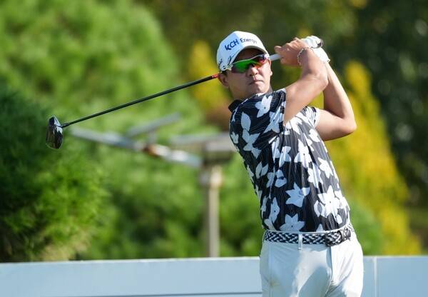5일 충남 태안 소재 솔라고CC 라고 코스(파71)에서 열린 2025시즌 한국프로골프(KPGA) 챌린지투어 17회 대회(총상금 1억 원)'에서 우승을 차지한 케빈 전이 드라이버 샷을 날리고 있다. /사진=KPGA