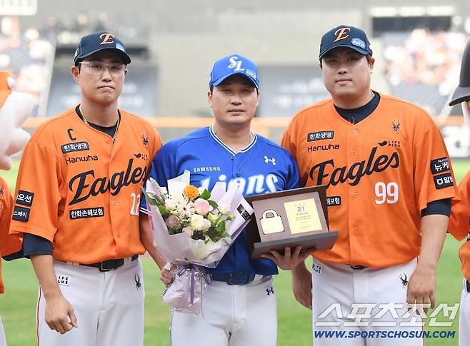 31일 대전 한화생명볼파크에서 열린 삼성-한화전. 경기 전 오승환의 은퇴 투어 행사가 열렸다. 류현진과 채은성이 황금자물쇠 선물을 전달하고 있다. 있다. 대전=정재근 기자 cjg@sportschosun.com/2025.8.31/