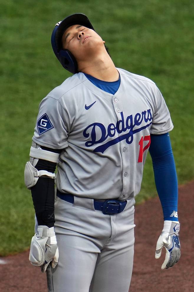 LA 다저스 오타니 쇼헤이가 4일(한국시각) PNC파크에서 열린 피츠버그 파이어리츠전에서 1회 삼진을 당한 뒤 고개를 젖힌 채 아쉬워하고 있다. AP연합뉴스