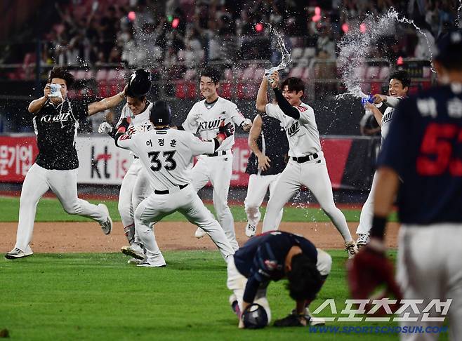 9회말 1사 만루. 장진혁 내야땅볼 타구 때 롯데의 끝내기 실책으로 승리한 KT 선수들.