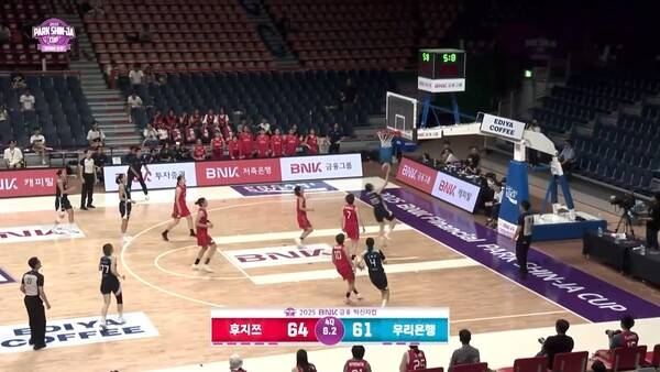 종료 5초여를 남기고 3점을 뒤지고 있는데 2점을 넣은 우리은행. ⓒ중계화면 캡처