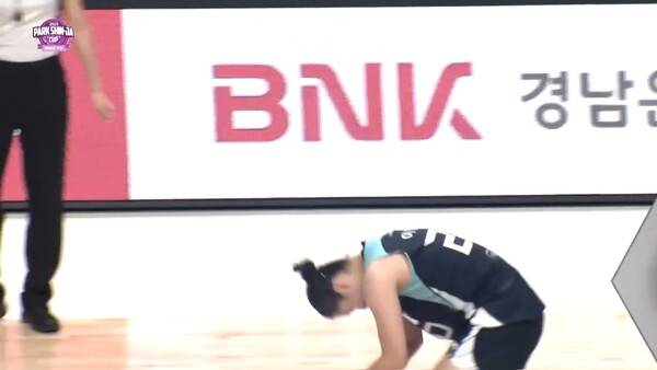 2점을 넣고 뒤늦게 상황을 인지해 고개를 떨구는 이명관. ⓒ중계화면 캡처