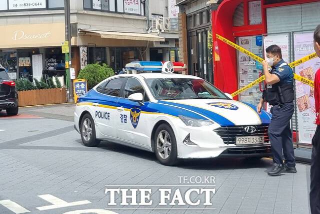 3일 살인사건이 발생한 서울 관악구 조원동 피자 매장의 출입을 4일 낮 경찰이 통제하고 있는 가운데 주민이 지켜보고 있다. /서울 관악구=오승혁 기자