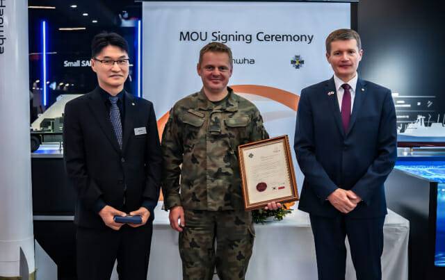 4일(현지시각) 폴란드 국제방위산업 전시회(MSPO)에서 이부환 한화에어로스페이스 PGM사업부장(왼쪽부터), 파웰 슈베클레이 WITU 소장, 야첵 한화에어로스페이스 유럽법인장이 155mm 탄약 관련 부품 현지 품질인증을 위한 MOU를 체결하고 기념촬영하고 있다. (사진=한화에어로스페이스)