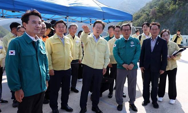 지난 8월 30일 이재명 대통령 강원 강릉시 성산면 오봉저수지를 방문해 가뭄 대응 상황을 점검하고 있다. 연합뉴스