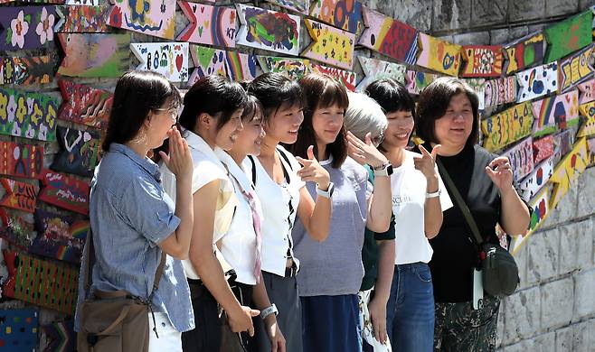 15일 오전 부산 사하구 감천문화마을을 방문한 외국인 관광객들이 기념촬영을 하고 있다./20250815 김동환 기자