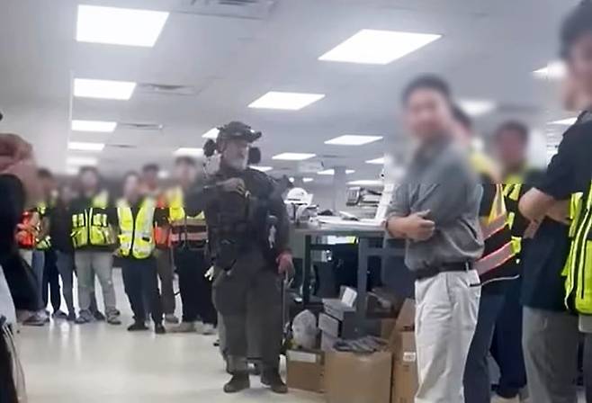 현지 시각 4일 미국 조지아주 브라이언 카운티에 위치한 현대차와 LG에너지솔루션의 배터리 합작 공장 건설 현장에 미국 이민세관단속국(ICE) 직원이 들이닥쳐 불법이민자 단속을 하고 있다./ 페이스북