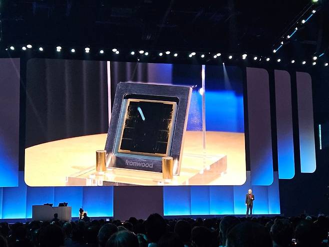 지난 4월 미국 라스베이거스에서 열린 '구글 클라우드 넥스트 2025'에서 공개된 구글의 7세대 TPU '아이언우드'./연합뉴스