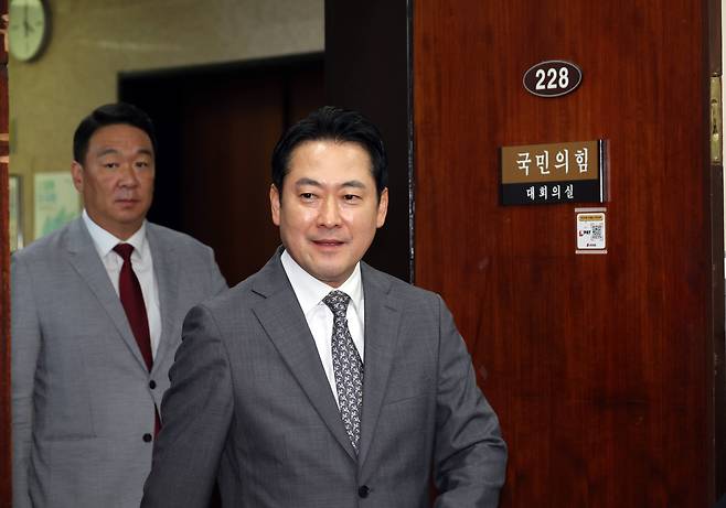 국민의힘 장동혁 대표가 5일 서울 여의도 국회에서 조셉 윤 주한 미국대사대리를 만나러 가고 있다. /연합뉴스