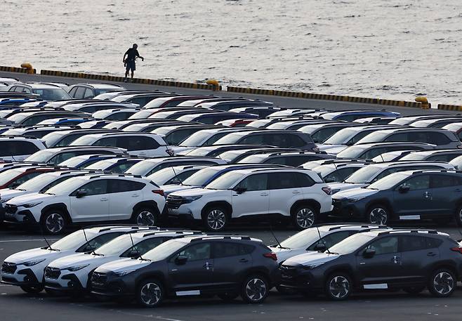 일본 도쿄 인근 요코하마 산업 항구의 차량 보관소./연합뉴스