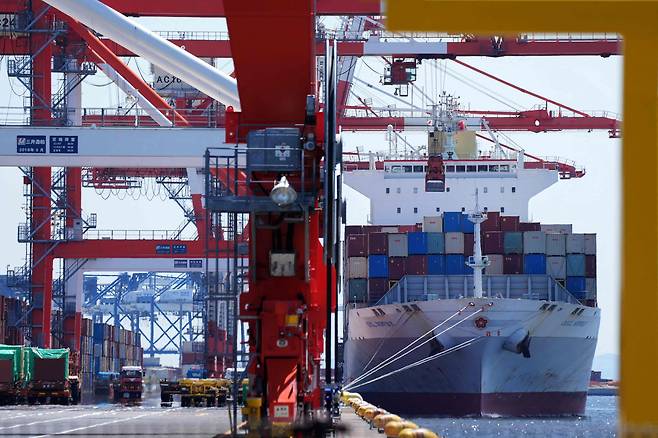 2025년 4월 9일 도쿄항 국제화물터미널에 화물선이 보인다. /연합뉴스