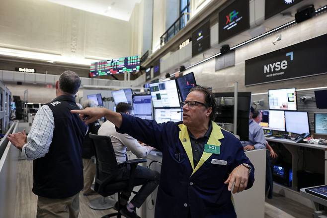 2025년 9월 4일 미국 뉴욕시 뉴욕증권거래소(NYSE)의 아메리칸증권거래소(AMEX) 매장에서 선물옵션 거래자들이 일하고 있다. /연합뉴스