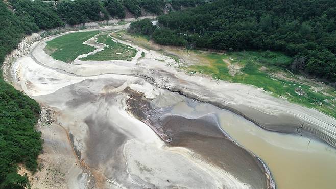 강원 강릉 오봉저수지가 맨바닥을 드러내고 있다. /연합뉴스