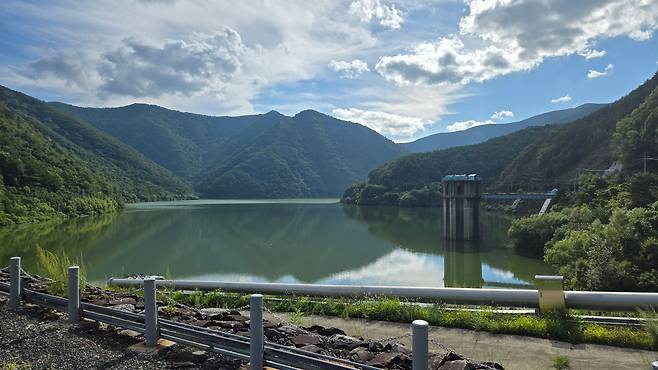 평창 대관령 도암댐의 모습. 현재 이곳에는 3000만톤의 물이 저장돼 있다. /윤희훈 기자