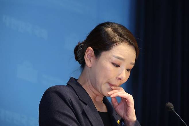 강미정 조국혁신당 대변인이 4일 서울 여의도 국회 소통관에서 당내 성비위 의혹과 관련한 탈당 기자회견을 하고 있다. ⓒ뉴시스