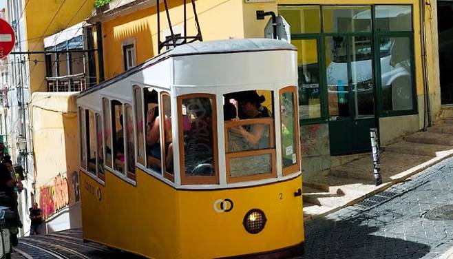 포르투갈 리스본의 명물인 ‘푸니쿨라’ 전차의 평소 모습. 사진출처 여행 플랫폼 ‘시티타비스’ 홈페이지