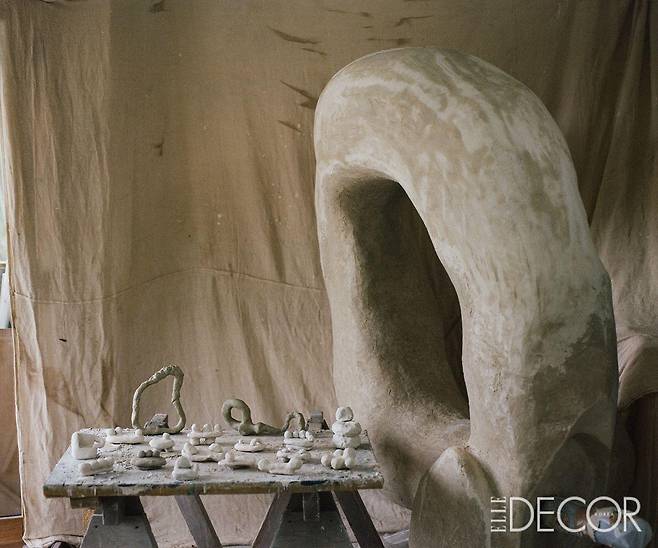 〈아상블라주 6: 언러닝 Assemblage 6: Unlearning〉전의 ‘클레이 코트’(2022)를 위한 마케트 작업이 진행 중이다.