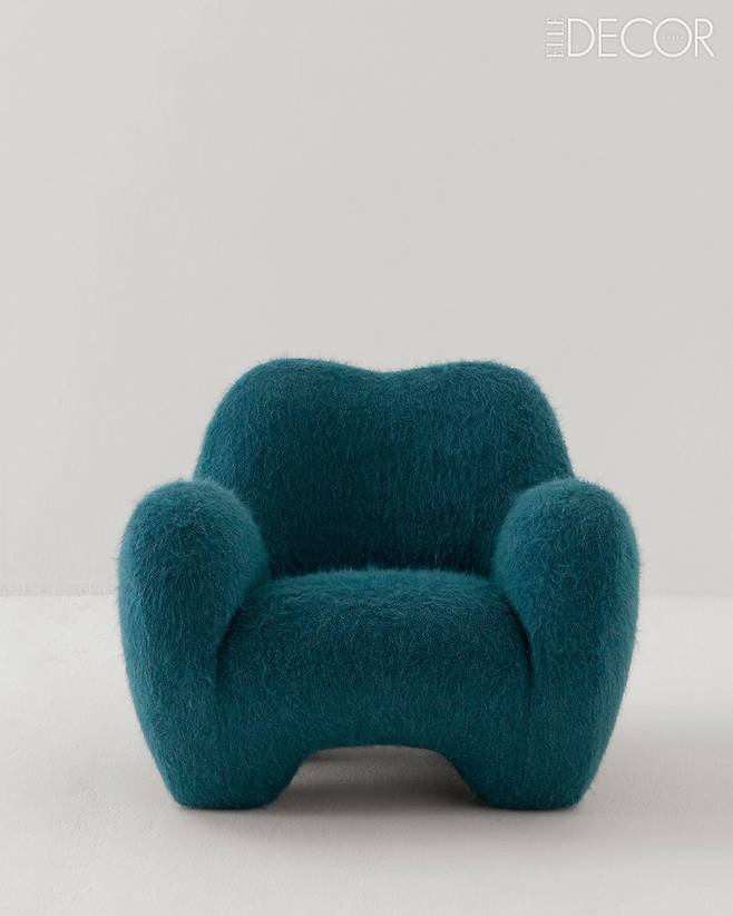 완제품으로 선보인 ‘구미 암체어’(2024).