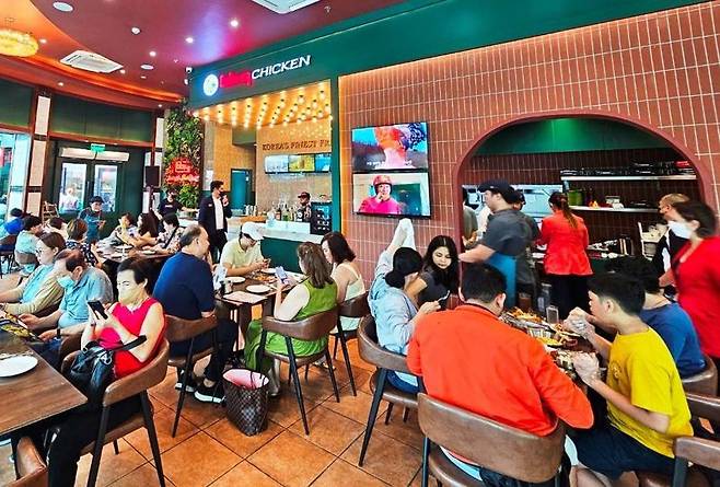 필리핀에서 운영중인 BBQ 로빈슨 마그놀리아점에 방문한 현지인과 관광객들이 BBQ 치킨을 즐기고 있다. BBQ제공