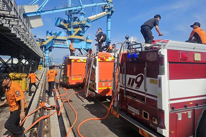 5000톤급의 해양경찰 독도경비함 삼봉호가 강릉시 안인항 화력발전소 내 하역부두에서 생활용수를 소방차에 공급하고 있다. (사진=행정안전부)
