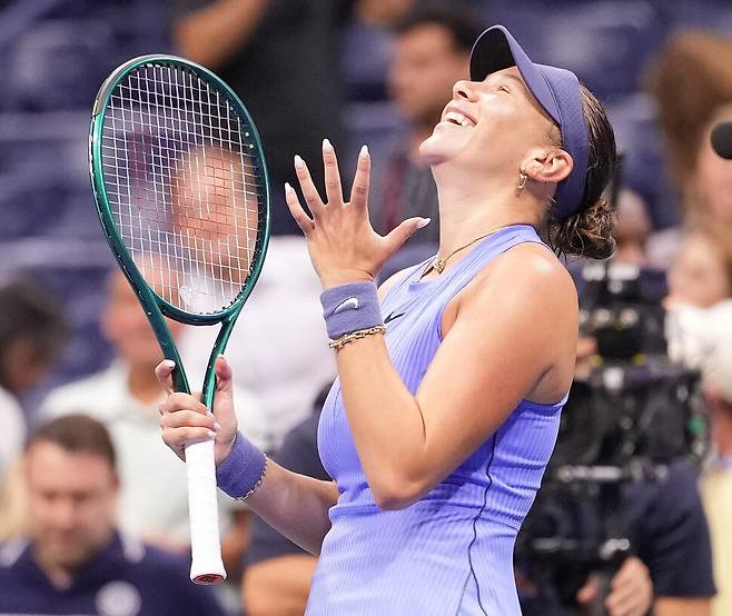 어맨다 아니시모바(미국)가 5일(한국시각) 미국 뉴욕의 빌리진킹 내셔널 테니스 센터에서 열린 대회 여자 단식 4강전에서 오사카 나오미(일본)를 꺾은 뒤 환호하고 있다. 뉴욕/이매진 이미지스 연합뉴스