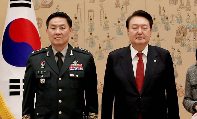 윤석열(오른쪽)이 2023년 11월6일 서울 용산구 대통령실 청사에서 열린 중장 진급 보직 신고 및 삼정검 수치 수여식에서 수도방위사령관 이진우에게 수치수여를 하고 기념 사진을 찍고 있다. 대통령실사진기자단